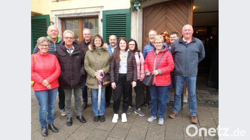 Bild zeigt die Reisegruppe aus Ebnath mit ihrem Stadtführer, Monsignore Harald Scharf (3.v.li) vorm "Kneitingerbräu" in Regensburg. Bild: soj