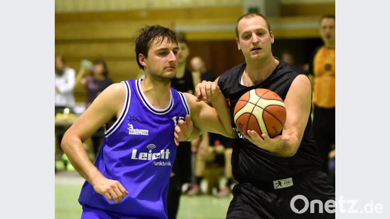 Den Umgang mit dem Spielgerät hat Vlady Krysl (am Ball) sichtlich nicht verlernt. Der eigentlich zurückgetretene Tscheche half bei der ersatzgeschwächten DJK in Chemnitz aus und war mit 15 Punkten Topscorer des Teams. Archivbild: af