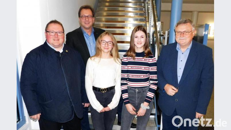 Pfarrer Sven Grillmeier und der Vorsitzende des Gewerbeverbandes, Franc Dierl (von links), sowie Bürgermeister Manfred Porsch (rechts) betrauten Ana Verhovsek und Anna Hoppert (von rechts) mit einem himmlischen Auftrag. Bild: hai