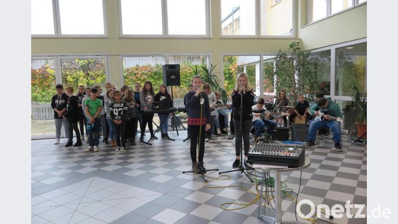 „Land of Thousand Dances“ von Wilson Pickett war der Titel, den 13 Schüler der Rockklasse mit Christian Beck instrumental erarbeitet hatten und aufführten. Einige sangen im Chor. Bild: jzk