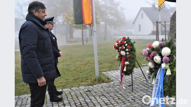Tobias Schatz, Vorsitzende der Gmünder Feuerwehr, und Bürgermeister Edgar Knobloch legen zum Gedenken der Toten beider Weltkriege Kränze nieder. Bild: rgr