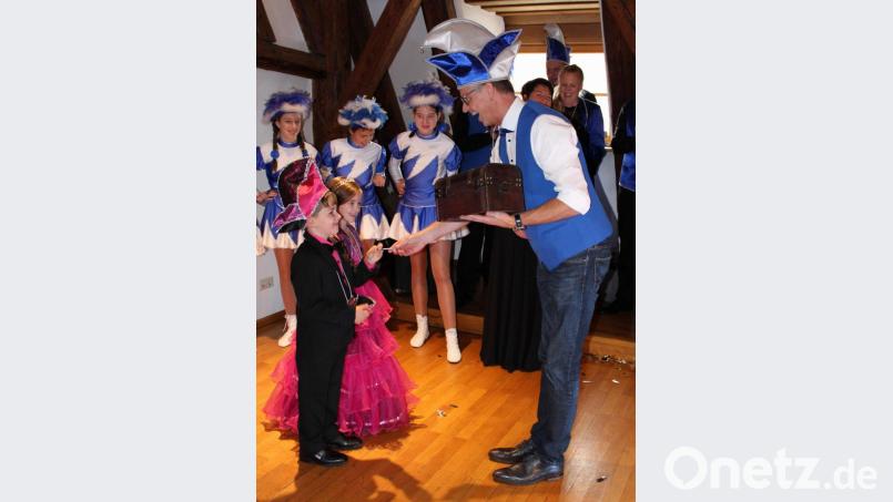 Bürgermeister Hermann Falk übergibt bereitwillig den Rathausschlüssel und die Stadtkasse an Prinz Jan I. und Prinzessin Mara I.. Bild: u