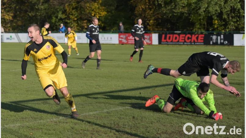 Michael Behrend (links) macht das 2:0 für Germania Amberg rechts fliegen Torwart und Abwehrspieler des FSV ein bisschen konfus durch den Strafraum Bild: ref