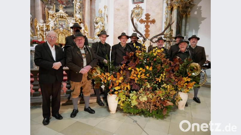 Die Jagdhornbläsergruppe der Hegegemeinschaft Waldsassen mit Pater Friedhelm Czinczoll (links) und Norbert Fleißner (Zweiter von rechts). Bild: hmr
