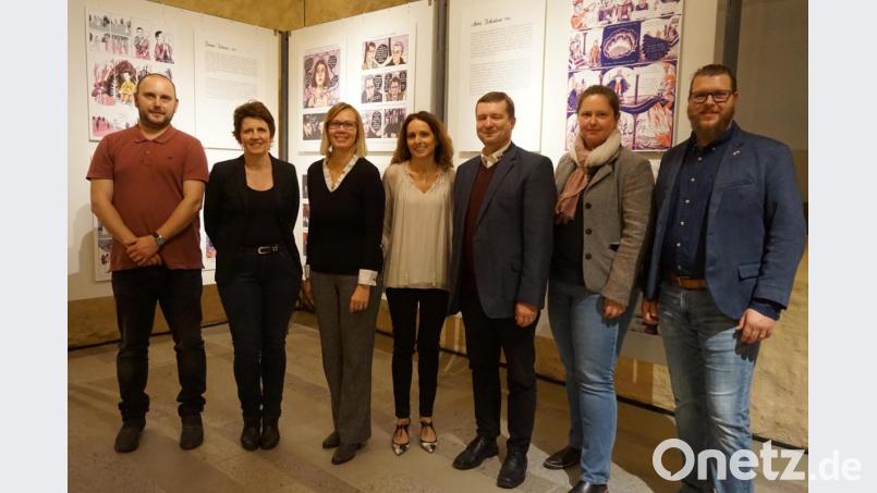 Die Verantwortlichen der beiden Ausstellungen: (von links) Michal Lazorčík, Kurator der Comic-Ausstellung, CeBB-Leiterin Veronika Hofinger, Gabi Dlubal (Bavaria Bohemia), Václava Jandečková, Autorin des Buchs „Falsche Grenzen – die Aktion Kámen“, René Milfait (EJF-Akademie) sowie die CeBB-Mitarbeiter Ivana Danisch und David Vereš. Bild: eib