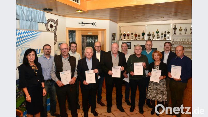 CSU-Ortsvorsitzende Tanja Schiffmann (links) ehrt die langjährigen Mitglieder Gerd Lukas, Josef Schöberl (beide 40 Jahre Mitgliedschaft), Karl Schiffmann, Karl Schmidt, Lydia Ebneth (jeweils 25 Jahre, vordere Reihe von links) und weitere Mitglieder für ihre langjährige Treue. Bild: bey