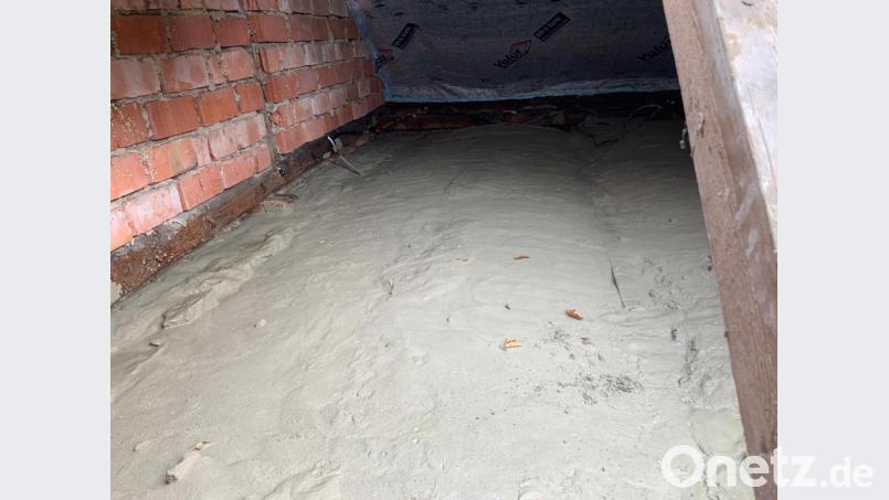 Nachdem Roland Schreyer mit großem Aufwand das Gewölbe mit Gewölbemörtel vergossen hat, bietet sich eine weiße, gewölbte und vor allem stabile Fläche. Bild: ld