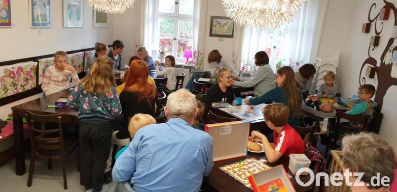 So unterschiedlich wie die Spiele so verschieden war auch das „Publikum“ beim Spielenachmittag. Jung und Alt saßen zusammen an den Tischen, um zu knobeln und zu würfeln. Bild: jzk