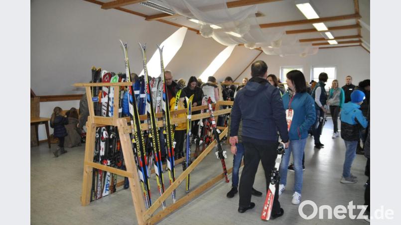 Groß war das Interesse bei den Skiern. Bild: ak