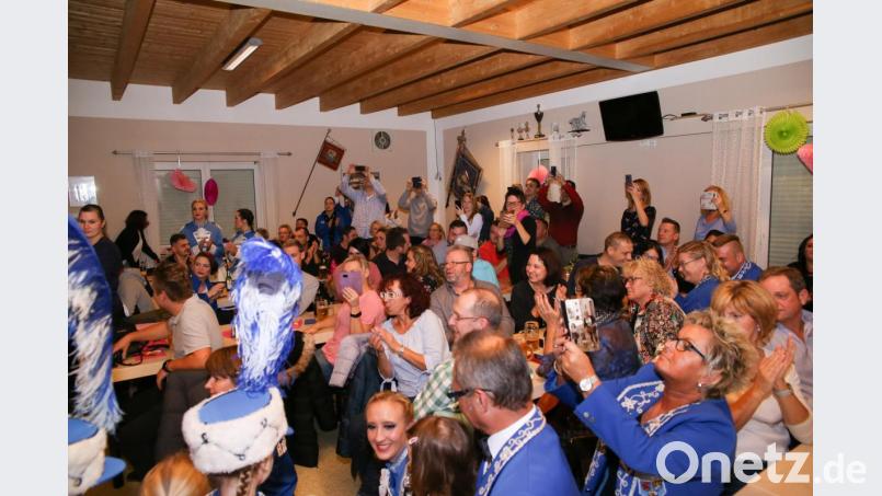 Voll bis oben hin war das Vereinsheim der Narrhalla bei der Präsentation der Prinzenpaare. . Bild: egl