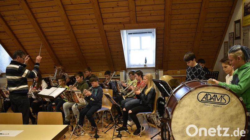 Das Jugendblasorchester (JBO) umrahmte die Generalversammlung mit mehreren Musikstücken. Bild: Karl Schwemmer