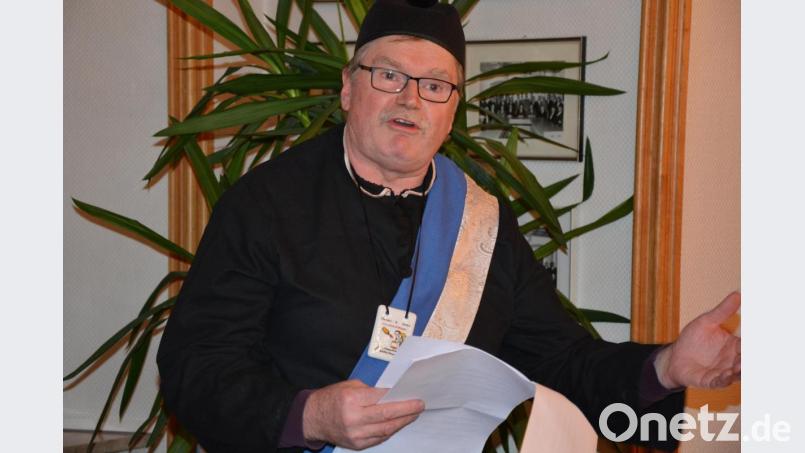 Narren-Pfarrer Ewald Oppl bei seinem Auftritt im alten Rathaus. Bild: jr