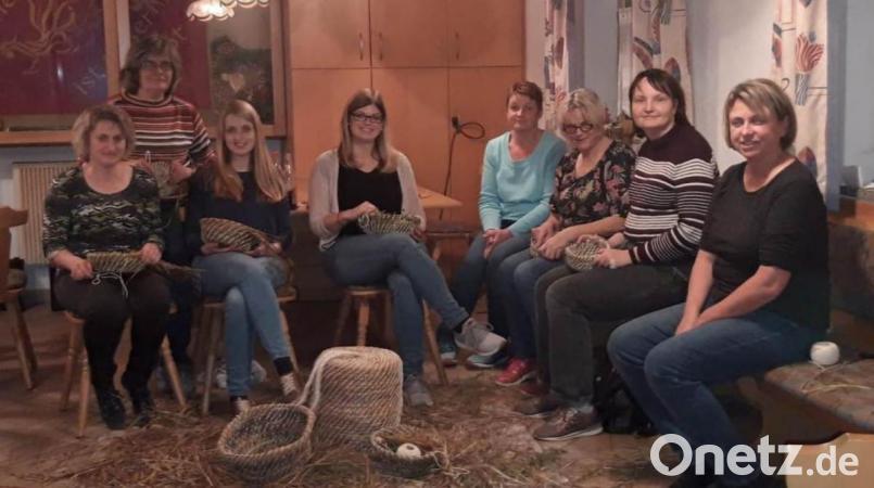 Sabine Stengel (rechts) zeigt den Flosser Landfrauen die Kunst des Flechtens. Bild: le