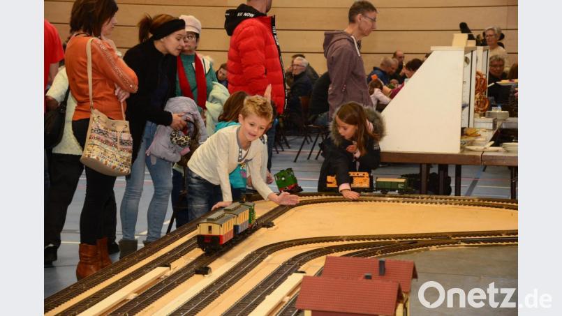 Mit der Hand die Züge aufhalten zu wollen, ist ein kleines Risiko. Die grüne Lokomotive verlässt gerade "unfreiwillig" zwischen dem Buben und dem Mädchen das Gleis. Bild: bey