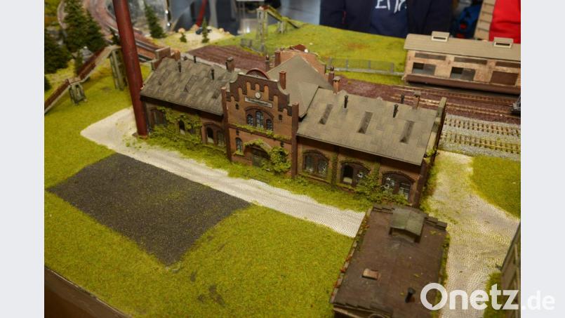 Die Darstellung fast zerfallener Gebäude gehört zur Detailgenauigkeit der Ausstellung. Bild: bey