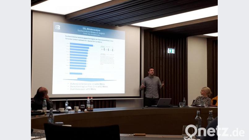 Sebastian Krysa, Projektleiter Planung Glasfasernetze bei der Breitbandberatung Bayern, gab in der Sitzung des Stadtrats am Montag einen Überblick über die Entwicklung in den vergangenen Jahren und über die aktuelle Situation. „Es gibt keinen Handlungsbedarf“, so der Sprecher. Bild: pz