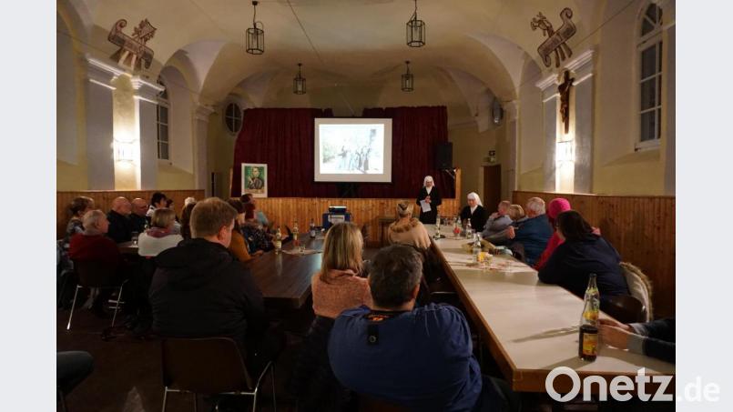 Über ihre Berufung und dem Alltag im Kloster sprach Schwester Maria Veronika im Gesellenhaus. Am Schluss beantwortete sie mit Schwester Maria Pauline Fragen der Anwesenden. Bild: kaz