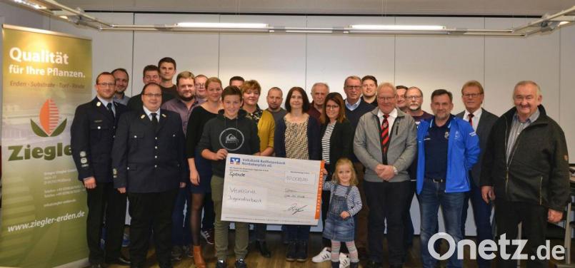Die Firma Ziegler spendet insgesamt 10000 Euro an Vereine aus der Region. Die Geschäftsführer Gregor (rechts) und Matthias Ziegler (hinten links) luden dazu Vertreter der Vereine ein, um die Spenden zu überreichen. Bild: Susanne Forster