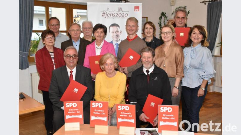 Die Geehrten mit den Ehrengästen: Vorsitzender Horst Fuchs (hinten, rechts) führt die Genossen im Weidener Osten seit zehn Jahren. Bild: hcz