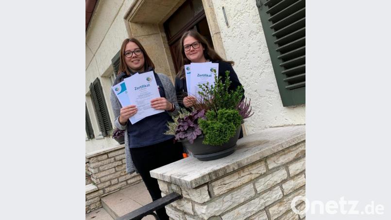 Alicia Bauer (links) und Lisa-Marie Bräu sind nun als BRK-Führungskräfte geschult. Bild: exb/Bayerisches Rotes Kreuz