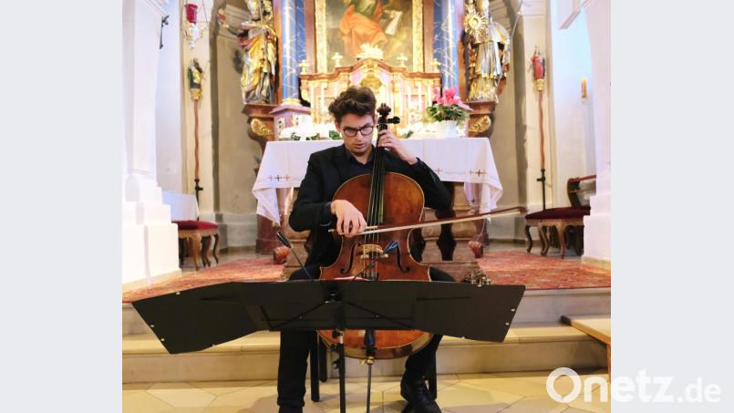 Christoph Heinlein demonstriert bei seinem Konzert in der Expositurkirche in Oberbibrach delikate Cello-Kunst. Gleichzeitig überrascht er mit Blick auf das Konzertthema &quot;Offenbarung&quot; mit lyrischen Zwischenbemerkungen. Bild: do