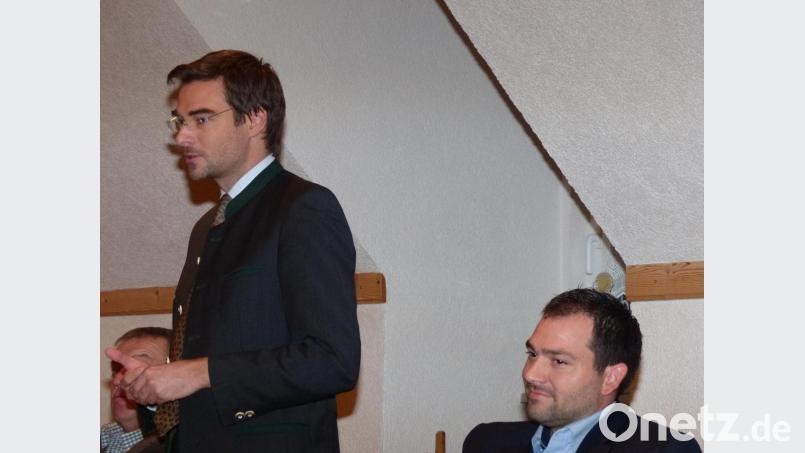 Bürgermeisterkandidat Sebastian Hartl (rechts) lauscht den Ausführungen MdL Stephan Oetzinger Bild: exb
