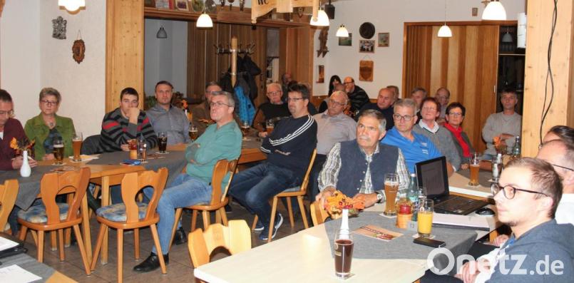 Aufmerksam lauschten die Zuhörer in Kötzersdorf den Ausführungen von Bürgermeister Werner Nickl. Bild: stg