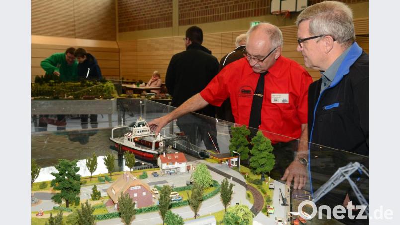Heinrich Berglern, zweiter Vorsitzender der Modellbahnfreunde Windischeschenbach (links), erklärt einem Besucher die Technik der von ihm gebauten Fähre "Fehmarn". Bild: bey