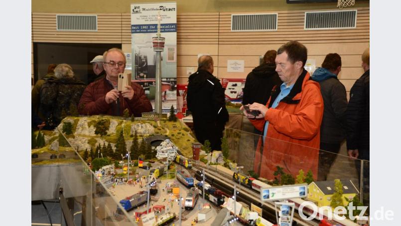 Das Smartphone bleibt bei nahezu keinem Besucher in der Tasche. Es werden unzählige Bilder zur Erinnerung, vielleicht auch als Anregung für die sicherlich kleinere Anlage zu Hause gemacht. Bild: bey