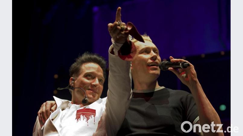 Bela B. (links) und Farin Urlaub von der Punkrock-Band "Die Ärzte" stehen auf der Bühne. Bild: Kirsten Neumann/dpa