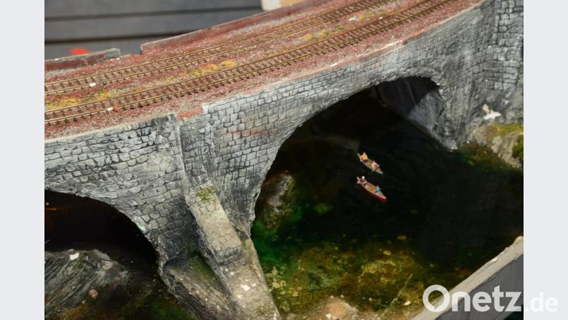 Die Modellbahnanlagen sind so genau, dass selbst Kanufahrer unter der Bahnbrücke durchfahren. Bild: bey