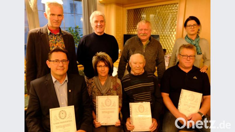 Ehrungen langjähriger und verdienter Mitglieder stehen im Mittelpunkt der Jahreshauptversammlung des Waldvereins mit (sitzend, von links) Oliver Mutterer, Birgit Meierhöfer, Karl Kett und Harald Meierhöfer sowie (stehend, von links) Vorsitzender Markus Staschewski, Gerhard Stadler, Gerhard Kühner und zweite Vorsitzende Gisela Mutterer. Bild: le