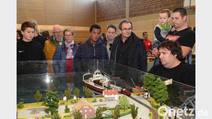 Die Fähre "Fehmarn" war im Dauereinsatz und durfte unenwegt Züge und Lastwagen übers "Meer" schippern. Bild: bey