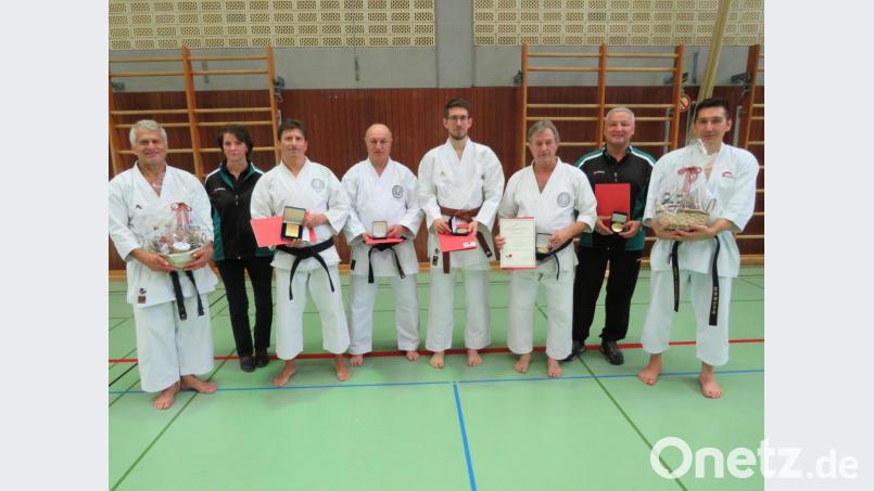 Die Geehrten des Karate Dojos Neustadt erhalten Medaillen und Urkunden. Seit 40 Jahren ist Werner Heigl (Dritter von rechts) eine der treibenden Kräfte des Vereins. Bild: adj