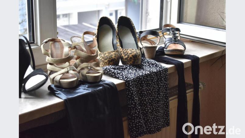 Sandalen, Pumps, Röcke und Strumpfhosen - all das trägt Julius Putz in seinem Alltag. Bild: lue