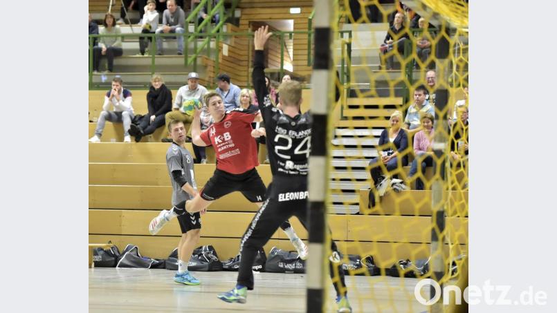 Kristian Forster (Mitte mit Ball) war mit neun Treffern bester Schütze des HC Sulzbach beim 24:24-Unentschieden gegen den SV Buckenhofen. Bild: Ziegler