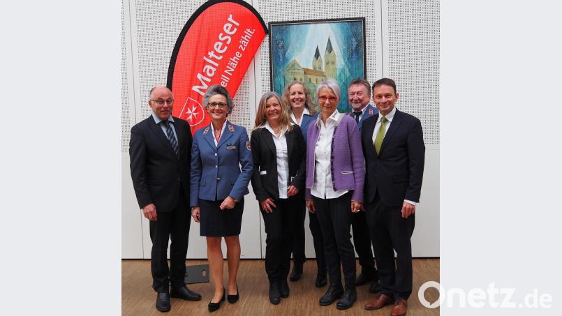 Jubiläumsredner und Ehrengäste beim Malteser-Jubiläum sind (von links) stellvertretender Landrat Albert Nickl, Diözesanleiterin Adelheid Freifrau von Gemmingen-Hornberg , stellvertretende Pflegedienstleiterin Carmen Kummer, Bezirksgeschäftsführerin Iris Mages, Pflegedienstleiterin Maria Bertholdt, Dienststellenleiter Dieter Landgraf und Bürgermeister Jens Meyer. Bild: Bühner