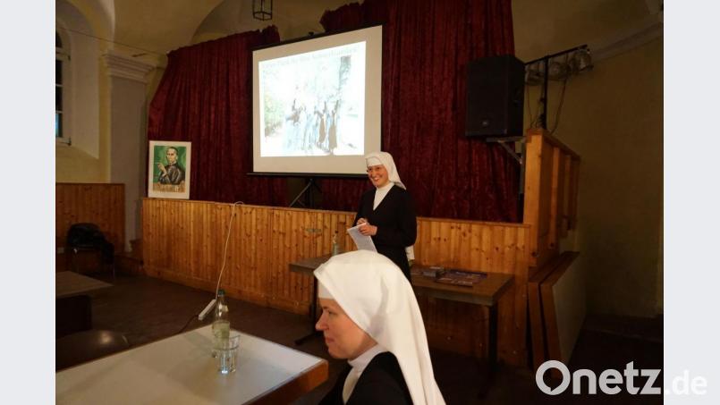 Schwester Maria Veronika und Schwester Maria Pauline berichteten vom Leben im Auerbacher Kloster. Bild: kaz