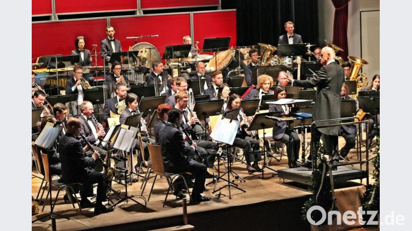 Das Polizeiorchester Bayern unter Leitung von Chefdirigent Professor Johann Mösenbichler begeistert die Zuhörer beim Benefizkonzert mit musikalischer Perfektion und Spielfreude. Bild: bph