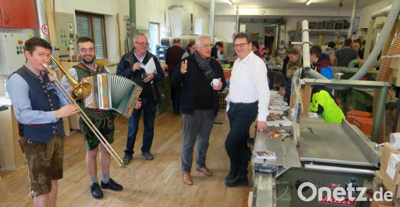 Schreinermeister Werner Schönberger (rechts) hieß zum Tag des Schreiners zahlreiche Besucher willkommen. Zur Unterhaltung spielte das Winterleitn-Duo auf. Bild: Hirsch