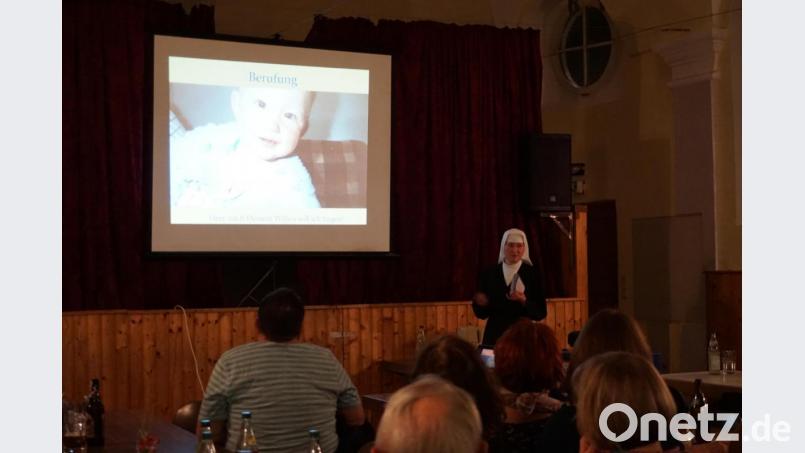 Mit vielen Bildern überlegte Schwester Maria Veronika ihren Vortrag. Bild: kaz
