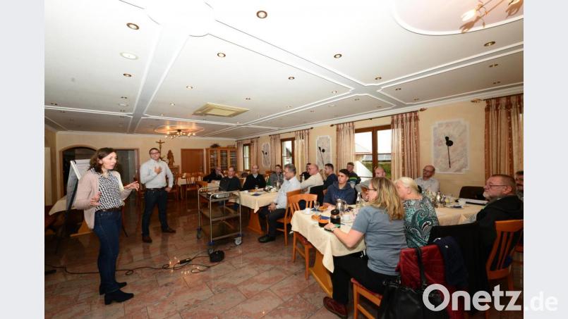 Huberta Bock vom Bundesministerium für Ernährung, Landwirtschaft und Forsten sowie Regierungsdirektor Erik Bergner (stehend von links) erarbeiten gemeinsam mit den Seminarteilnehmern Ziele für eine möglich "Einfache Dorferneuerung" in Waldkirch. Bild: bey