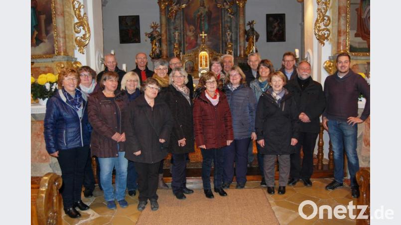 Seit nunmehr 30 Jahren gestaltet der Kirchenchor der Pfarrei Michldorf -derzeit unter Leitung von Fabian Holzgartner (1.v.r.)- feierliche Anläse in der Kirchengemeinde musikalisch mit. Dafür sagte in einem Festgottesdienst anlässlich dieses Jubiläums Pfarrer Alfons Forster (2.v.r.) ein &quot;Herzliches Vergelt&#039;s Gott!&quot; Bild: grm