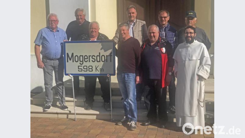 Seit mehr als 20 Jahren pflegt der Ehrenvorsitzende der Mockersdorfer Feuerwehr, Hermann Gmelch (links), die Freundschaft mit der Partnerwehr aus Mogersdorf im Burgenland. Beim jüngsten Besuch überreichen ihm die österreichischen Freunde ein Ortsschild von Mogersdorf, das jetzt in Mockersdorf an die Freundschaft der beiden Orte erinnern soll. Bild: ow
