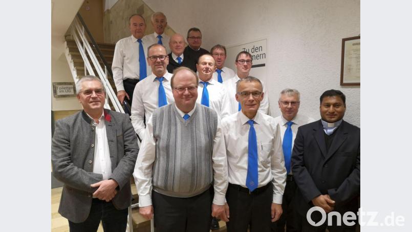 Die Präfekten Hans Leipold (vorne Zweiter von links), Alois Kleierl (vorne, Dritter von links) und Anton Richthammer (Zweiter von rechts) wurden einstimmig wiedergewählt. Unser Bild zeigt den Marianischen Rat zusammen mit Bürgermeister Richard Tischler (links) und Pfarrvikar Robin Kuzhivelil (rechts). Bild: hir
