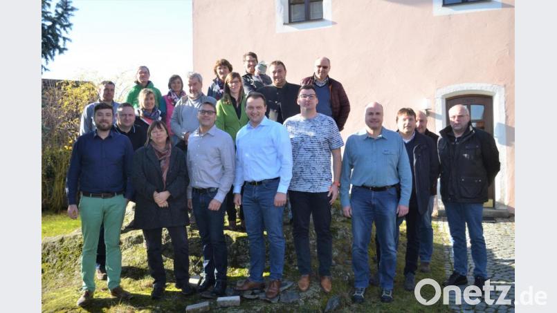 Benjamin Quaas vom AFLE, Marion Schlichtiger vom Planungsbüro, Erik Bergner vom AFLE und Bürgermeister Anton Kappl (vorne von links) sind beeindruckt von den Ideen der Bürger und deren Mitarbeit. Bild: fz