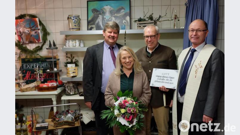 Christine Friedl freut sich, der ehemaligen Metzgerei wieder Leben einzuhauchen. Bürgermeister Martin Schregelmann und die Pfarrer Hans-Peter Pauckstadt-Künkler und Heribert Englhard segneten das neu eröffnete Geschäft. Bild: wlr