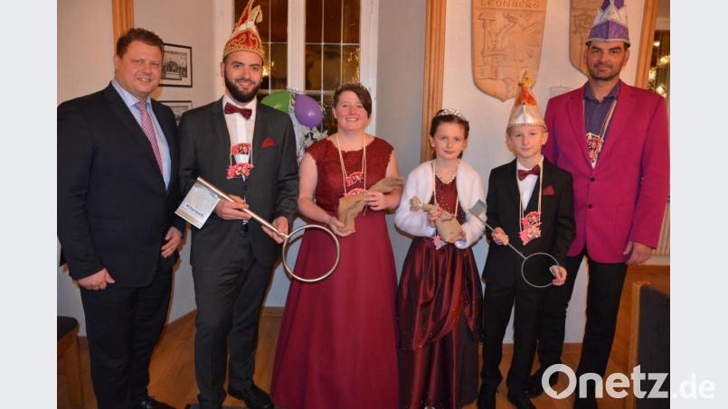 Seit Montagabend ist Mitterteich wieder in Narren-Hand. Zweiter Bürgermeister Stefan Grillmeier (links) gab Stadtschlüssel und Stadtsäckel an das neue Prinzenpaar Patrick II. und Susanne II. sowie das neue Kinderprinzenpaar Lina I. und Tom I. ab. Rechts im Bild Gaudiwurm-Vorsitzender Michael Zintl. Bild: jr