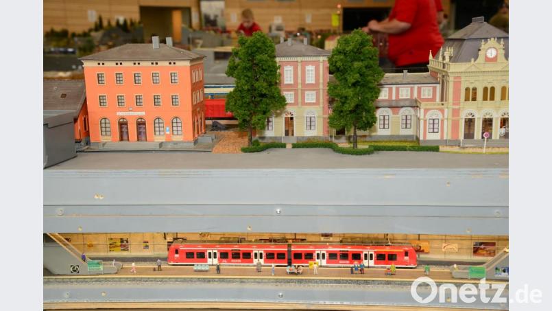 Neu eingerichtet: die U-Bahn, die unter den Häuser durchfährt. Der Besucher sieht sie durch ein kleines Fenster. Bild: bey