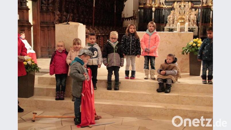Beim Martinsspiel in der Basilika durfte natürlich die berühmte Mantelszene nicht fehlen. Bild: exb